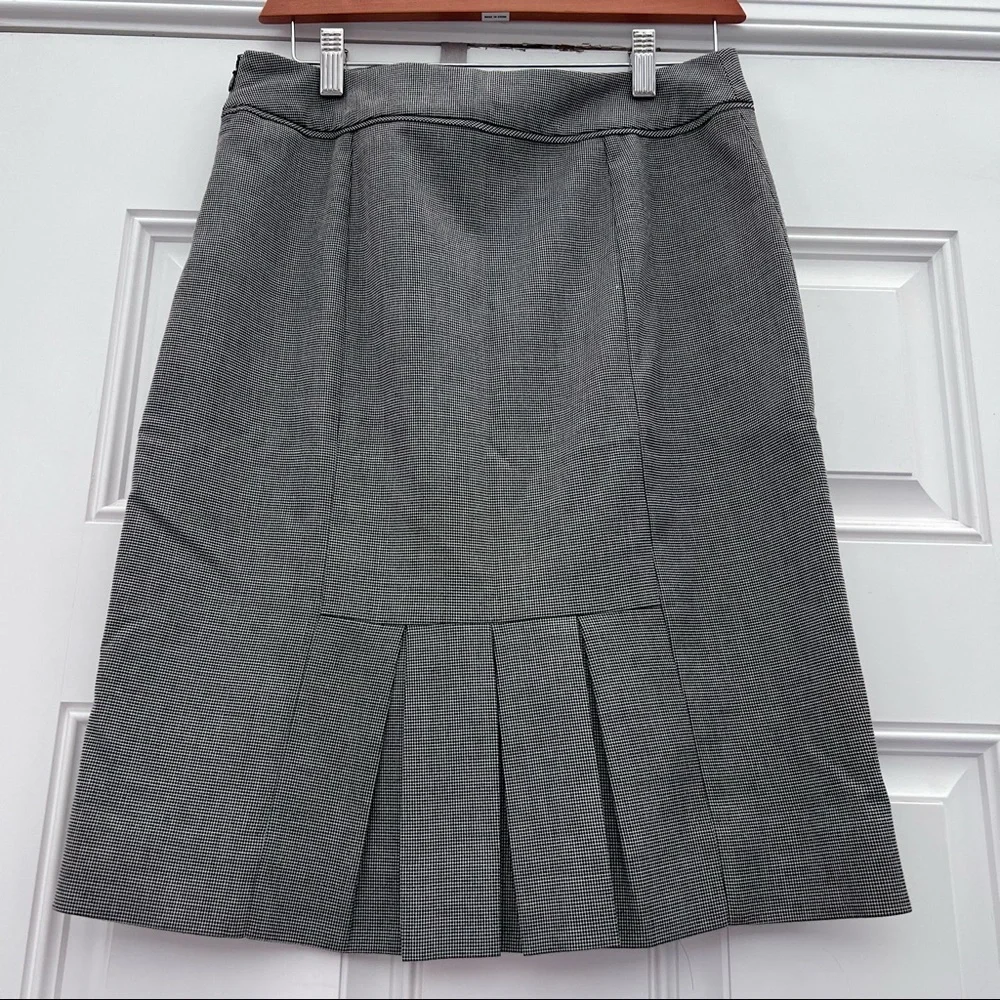 White House Black Market micro check skirt fully lined. Pleated in back.Size 6